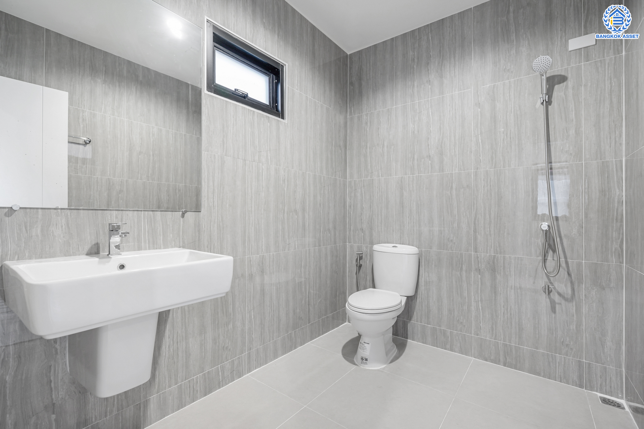 บ้านมือสองตกแต่งใหม่ ม.บ้านสาวิตรี พุทธมณฑลสาย3 หลังมุม เนื้อที่ 54.2 ตร.ว. ฟังก์ชัน 3 ห้องนอน 2 ห้องน้ำ จอดรถได้ 2 คัน บนทำเลใกล้ทางคู่ขนานลอยฟ้าบรมราชชนนี ม.มหิดล เซ็นทรัลศาลายา และรายล้อมด้วยสิ่งอำนวยความสะดวกครบ!…